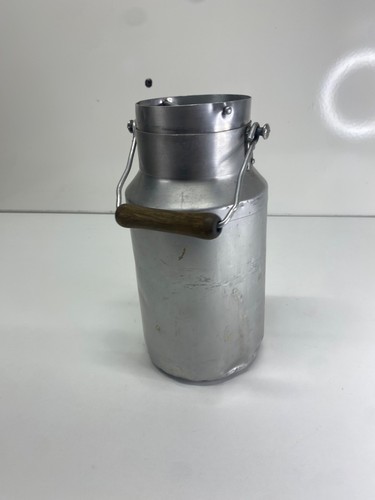 Petit pot lait estampillé - à,